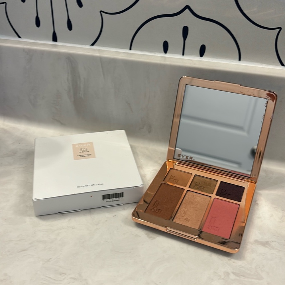 Everbeauty cheek and eye palette.   New, unopened